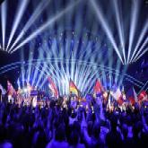 12.05.2018, Portugal, Lissabon: Fahnenträger der ESC-Finalisten kommen vor dem Finale des 63. Eurovision Song Contest in die Arena.